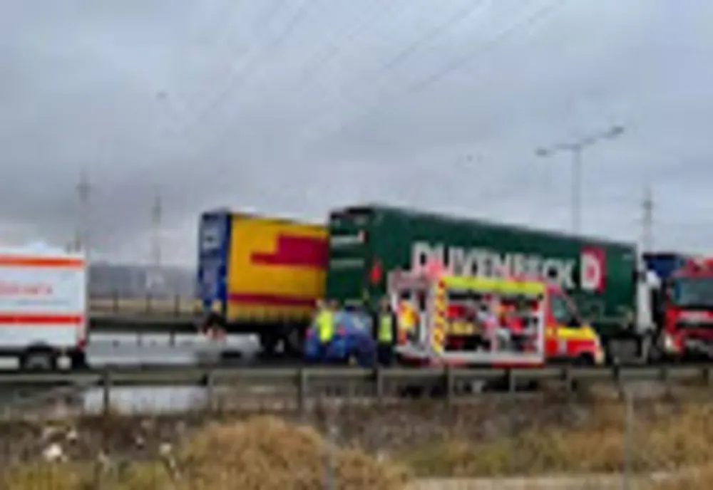 FOTO | Accident CUMPLIT pe A1! Trei persoane RĂNITE, între care un copil, în urma coliziunii dintre două TIR-uri şi un autoturism