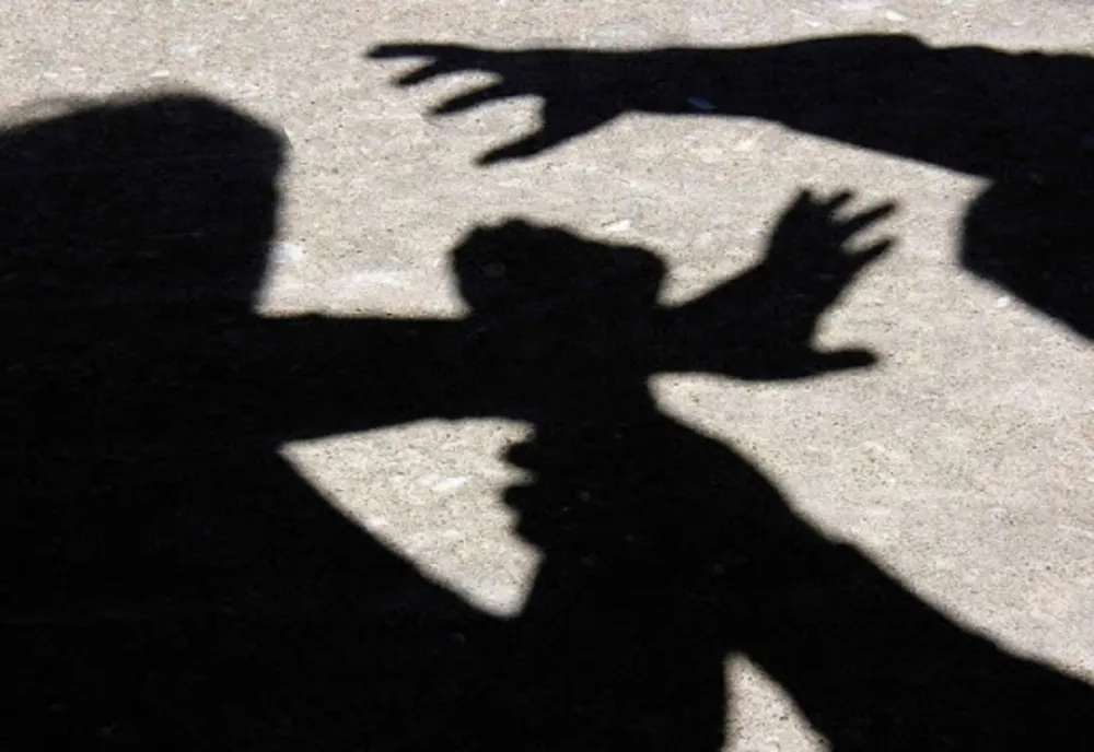 Un bărbat, scos din locuință de polițiști, după ce și-a bătut iubita
