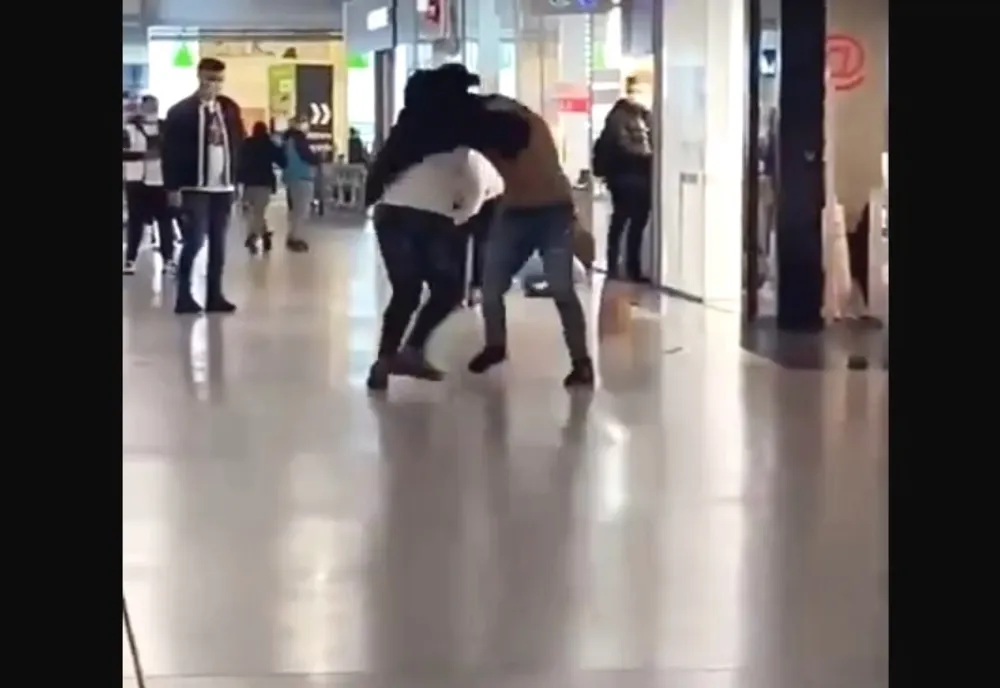 Bătaie în parcarea unui supermarket din Alba Iulia! Agresorul, reținut!