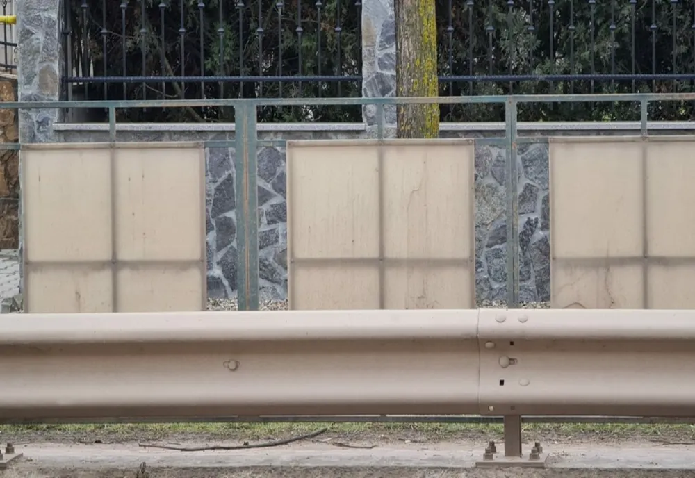 Primăria a început demontarea panourilor care blocau vizibilitatea