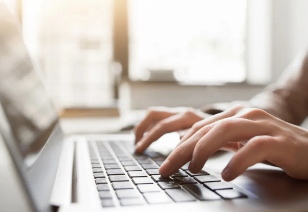 Un bărbat ademena copii pe internet, întreținea cu ei relații sexualte, filma totul și distribuia filmările