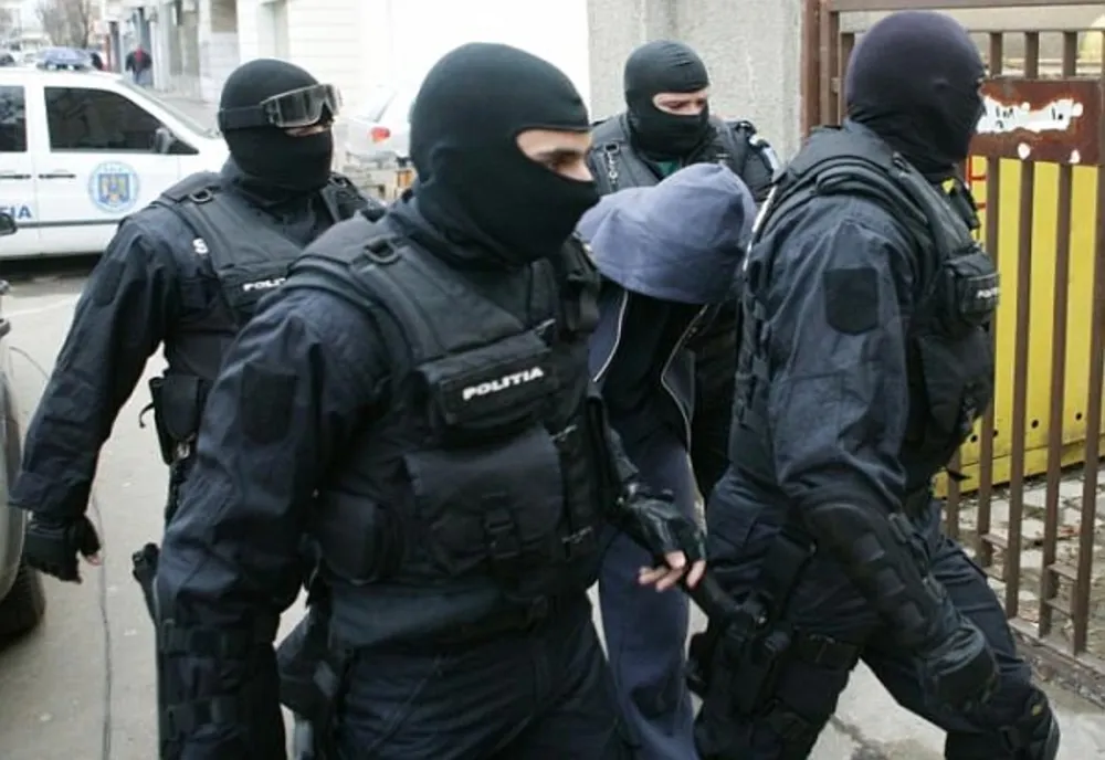 Administratorul unei asociații de proprietari, „călcat” de polițiști. Pentru ce s-au făcut percheziții