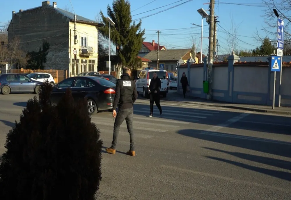 Un adolescent neatent a ajuns la spital după ce a traversat strada prin loc nepermis