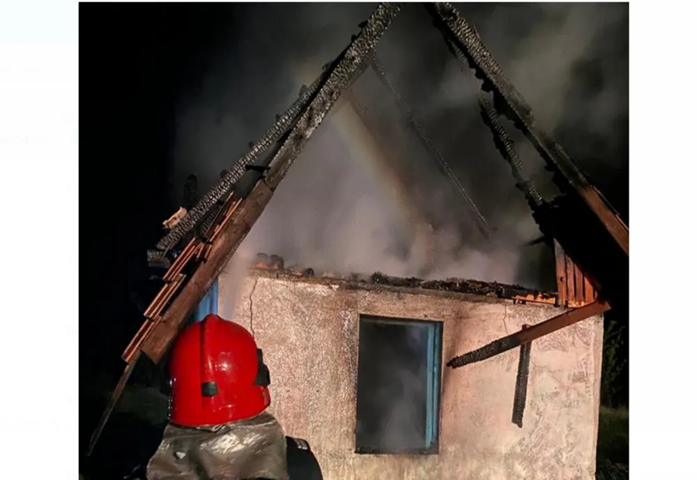 Casă făcută scrum în urma unui incendiu la Sebeș