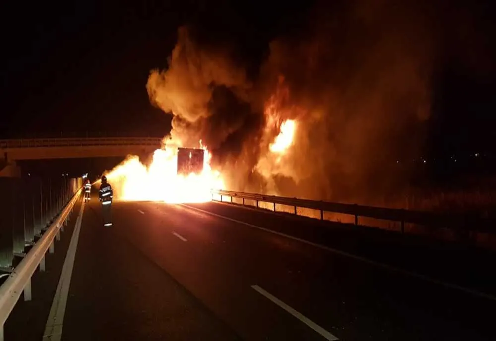 O autoutilitară a luat foc pe A1