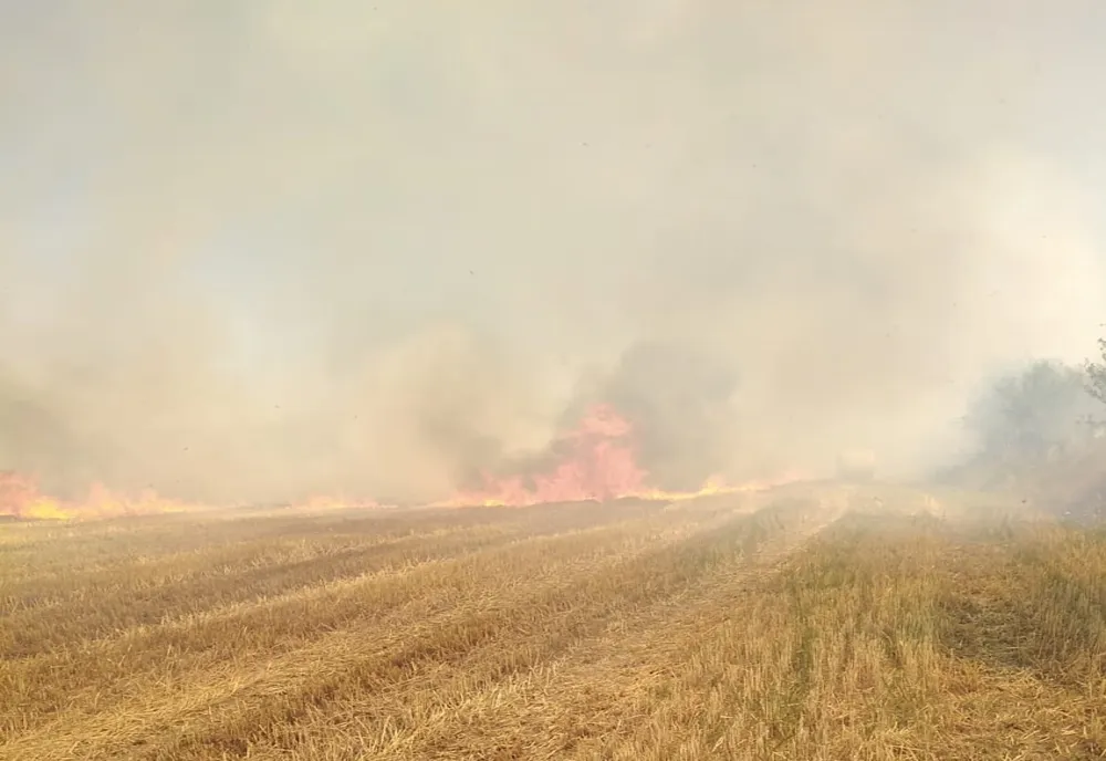 O balotieră a luat foc la ieșirea din Aiud. Pompierii intervin pentru stingere - VIDEO