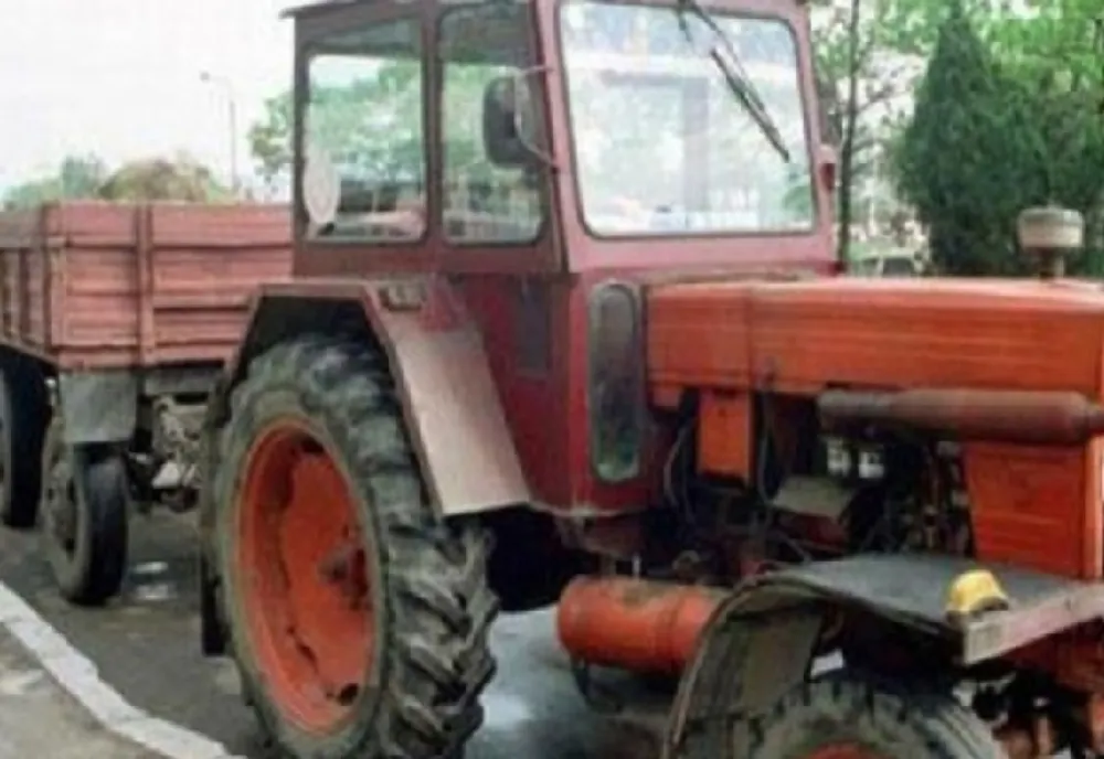 Impact între un autoturism și un tractor! O femeie a ajuns la spital