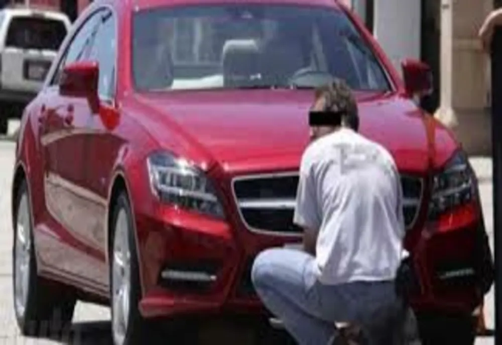 Fără permis și cu numere de înmatriculare false! 