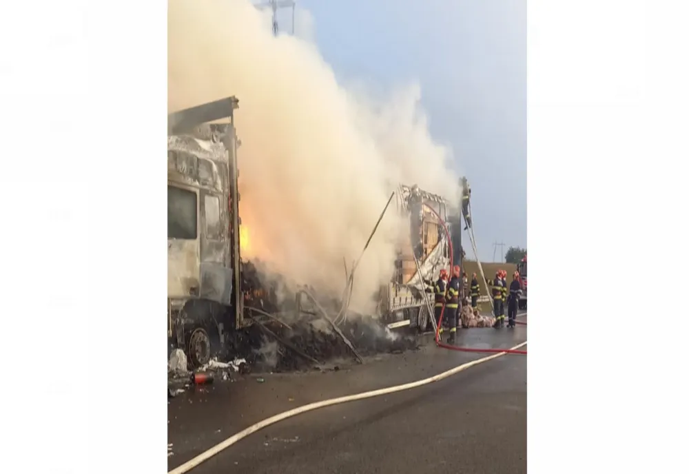 Un TIR cu 17 tone de materiale textile a ars ca o torță pe A10