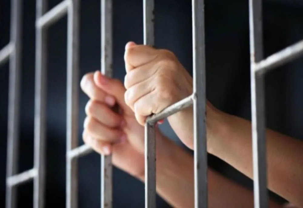 Teribilismul i-a adus, unui tânăr, dosar penal cu mai multe capete de acuzare și 24 de ore în arest