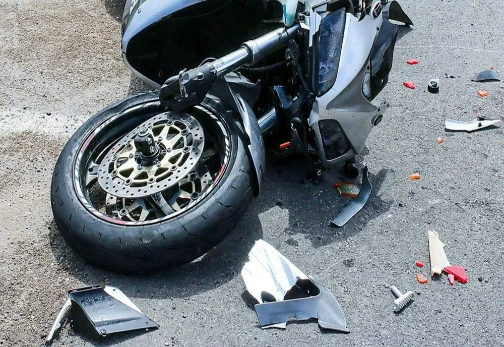 O depășire riscantă a băgat un motociclist în spital