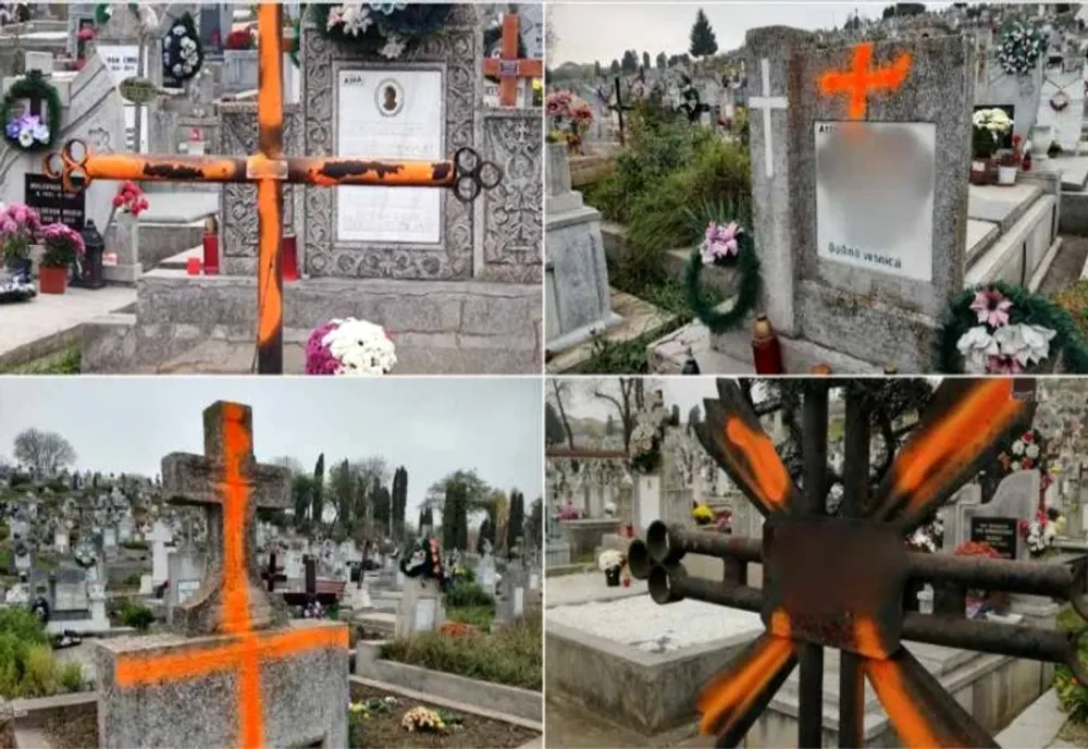 Profanare de morminte în cimitirul din Alba Iulia. Cruci vopsite strident pentru că nu s-au plătit taxele