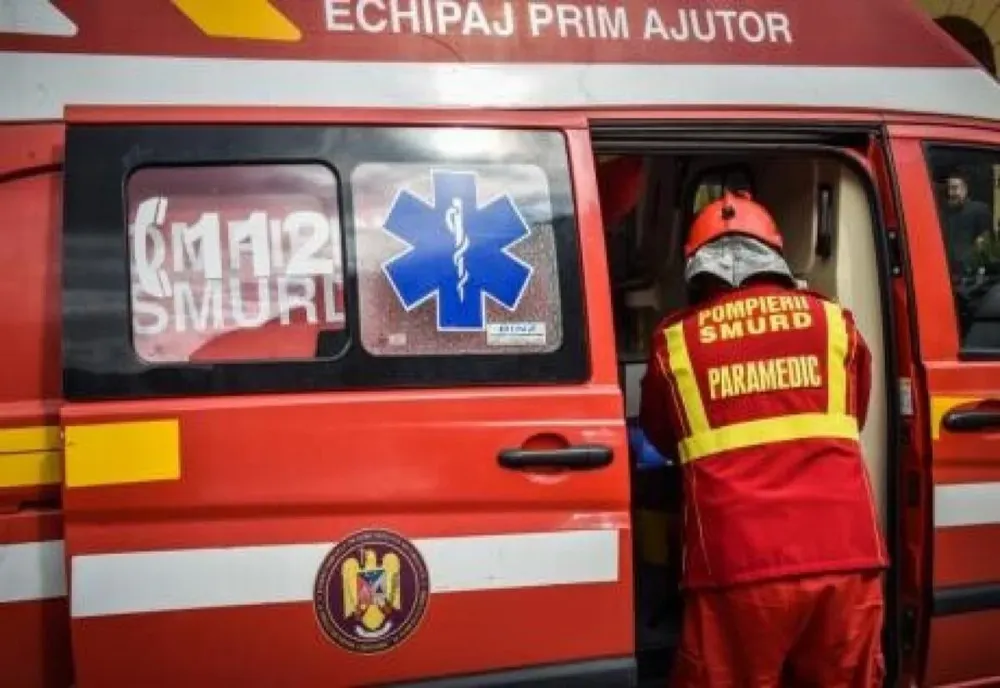 Un bărbat a murit după ce fiul acestuia a intrat cu mașina într-un cap de pod