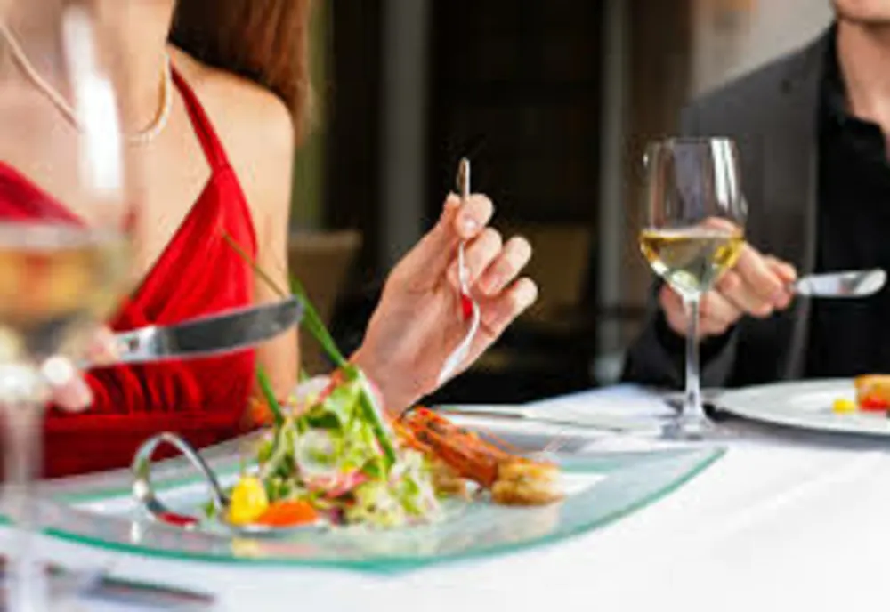 O ieșire la restaurant costă mai mult anul acesta. Bacșișul este impozitat cu 10%