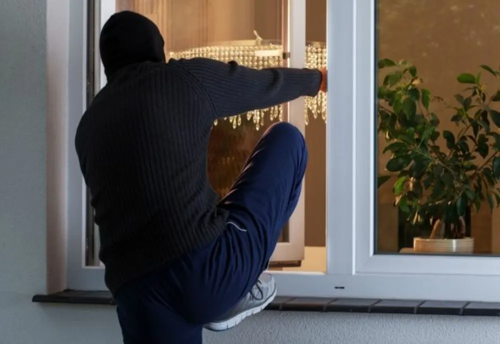 Trei tineri din Blaj au ajuns în arest după ce au spart o casă
