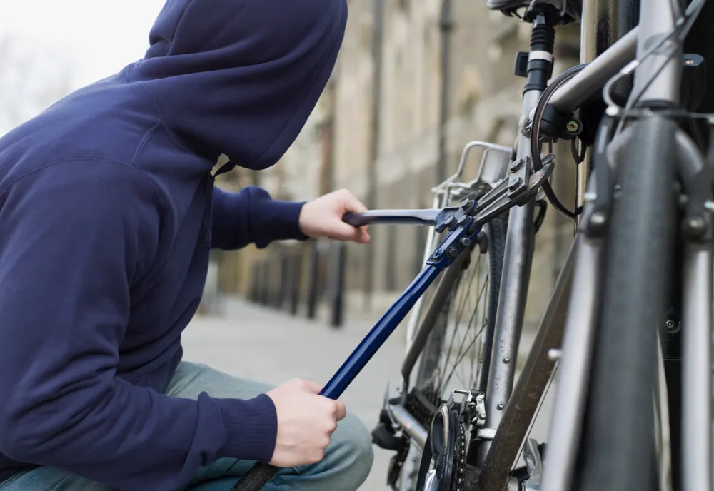 Și-a însușit o bicicletă lăsată în fața unui magazin din Cugir. Acum are dosar penal