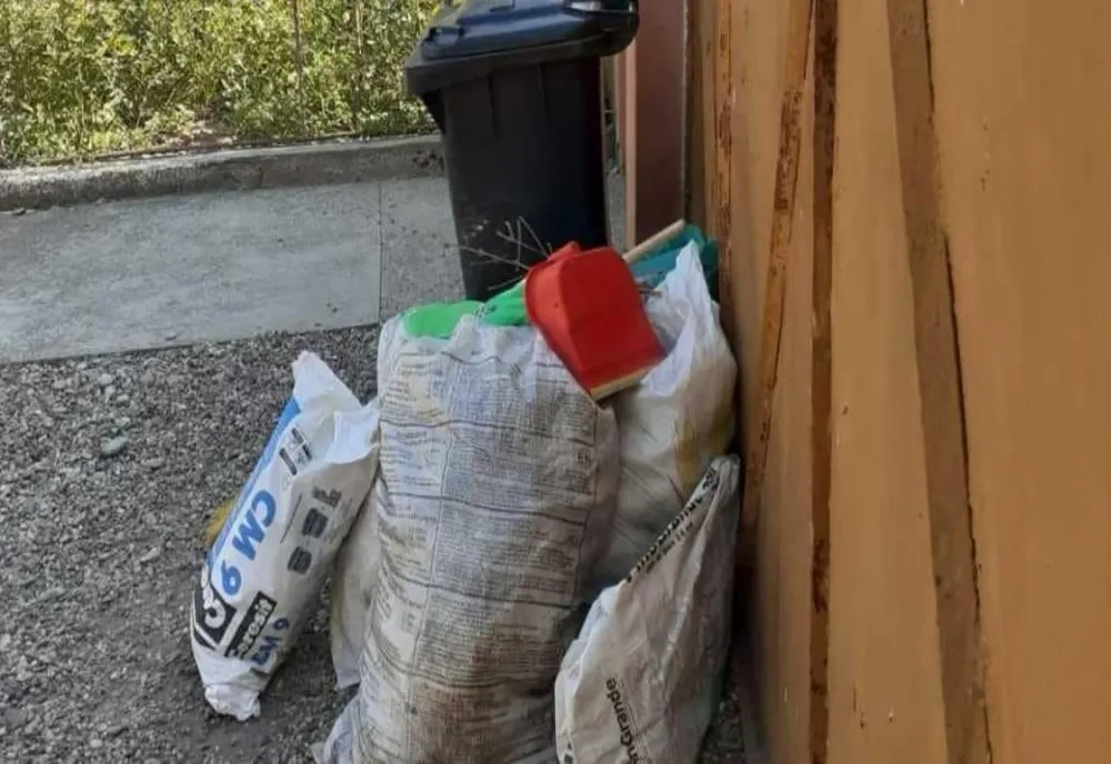 Dosare penale pentru 4 persoane care aruncau deșeuri într-un pârâu