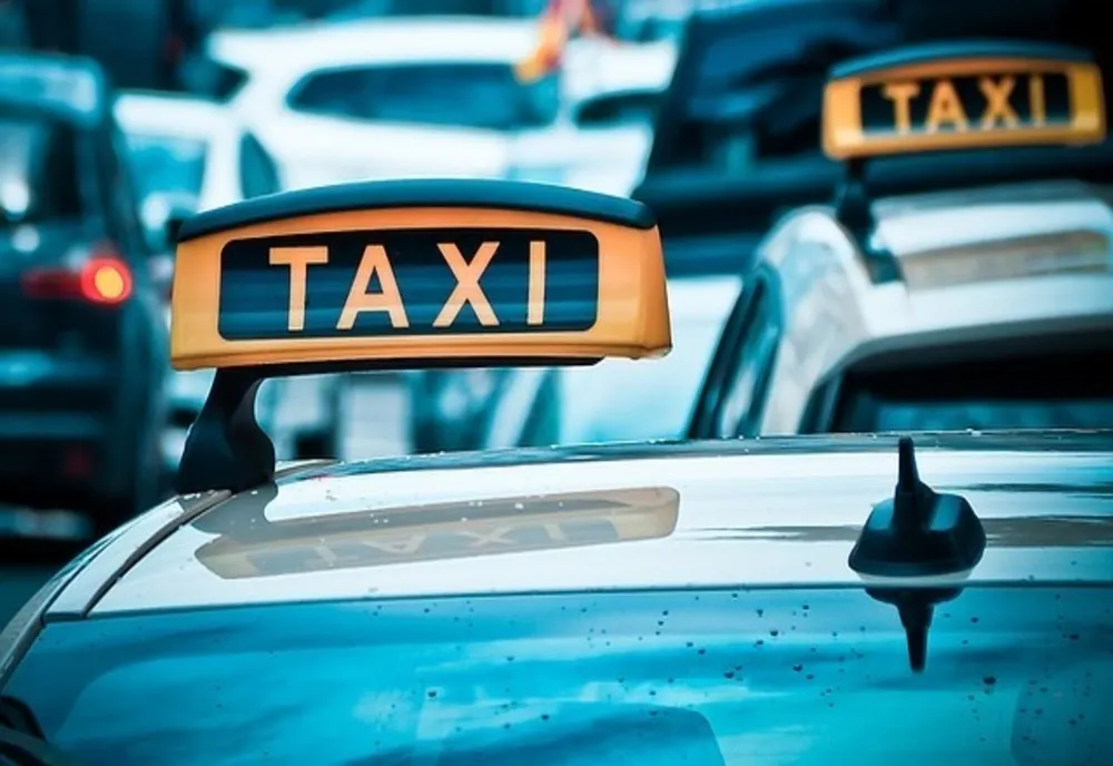 Un taximetrist s-a ales cu amendă după ce a fost prins că vindea substanțe interzise