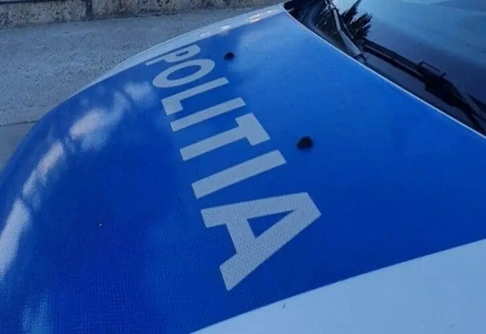 Un bărbat venit în vizită la un prieten i-a spart telefonul. Gazda a sunat la 112