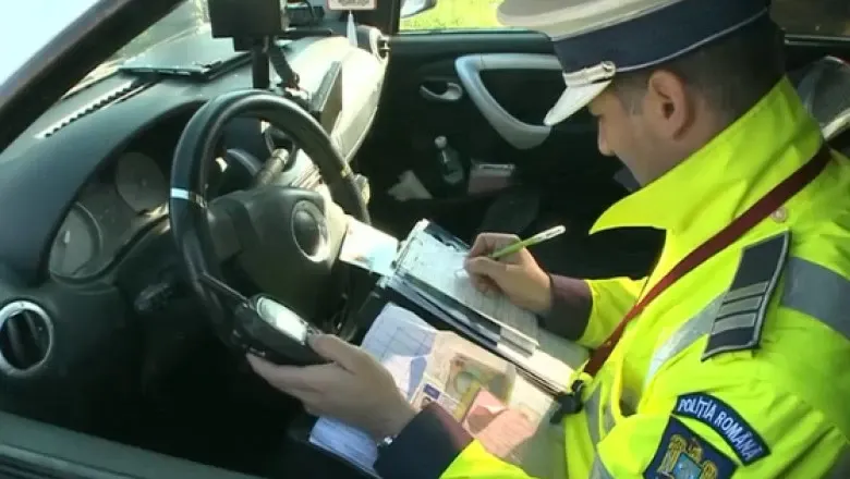 Șofer de autobuz din Alba, reținut după ce s-a răsturnat cu vehiculul pe șosea: bărbatul era băut
