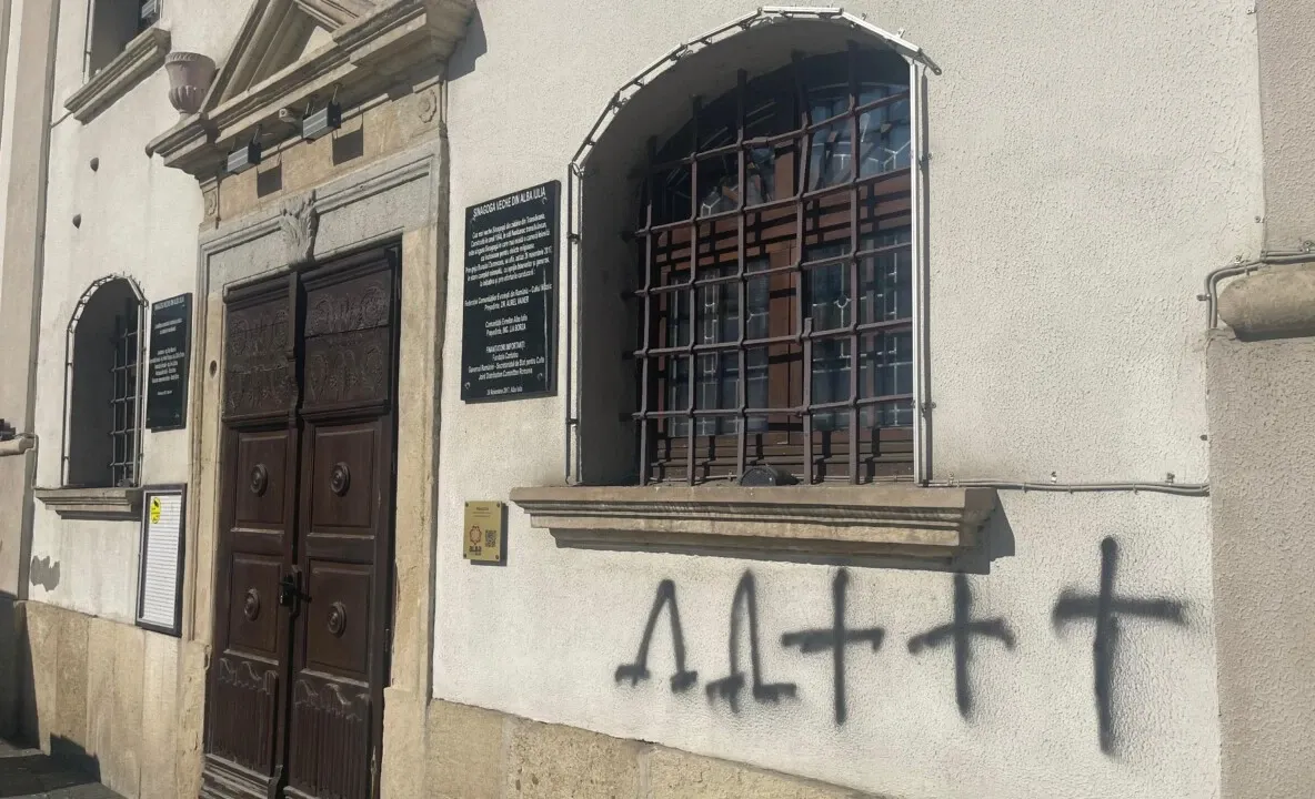 Suspect prins după vandalizarea Sinagogii Vechi din Alba Iulia. Polițiștii au făcut percheziții