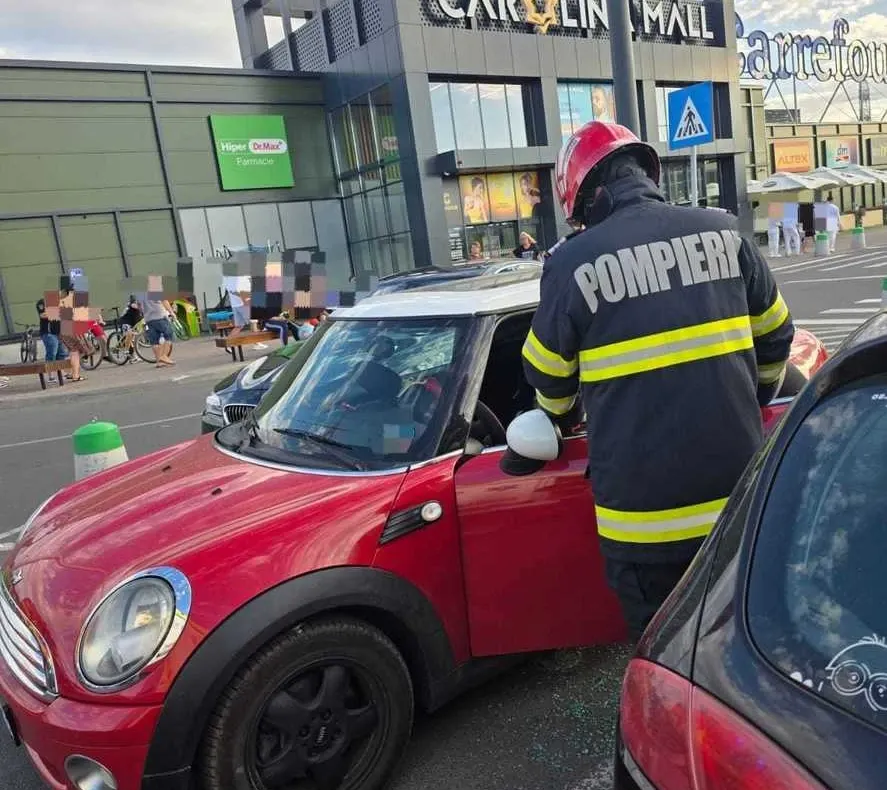 Intervenții neobișnuite ale pompierilor în Alba. Un copil de 1 an și 5 luni, blocat într-o mașină în parcarea unui mall