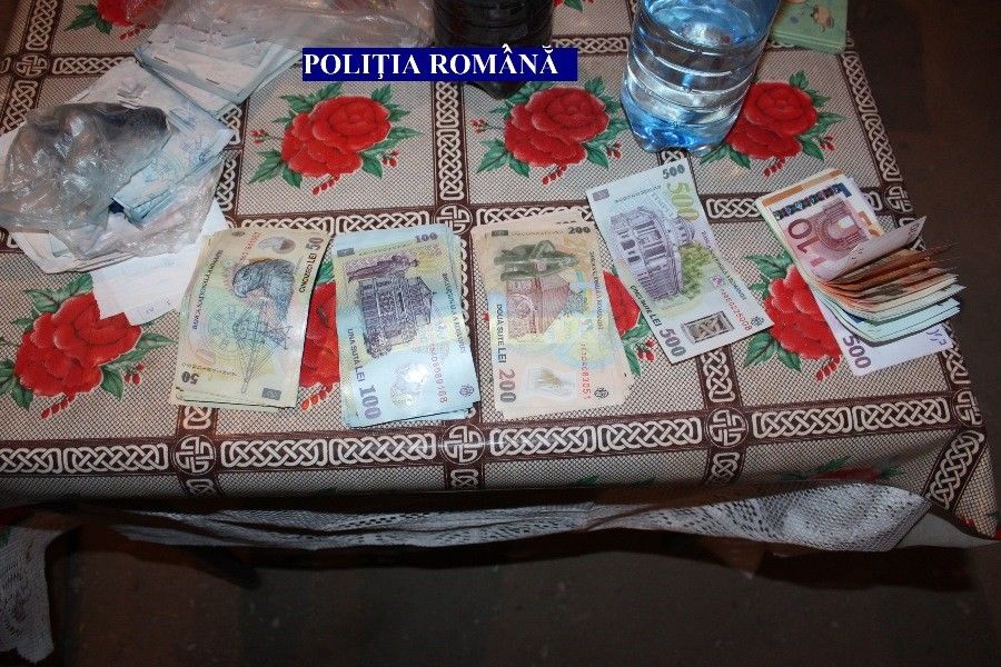 Percheziţie în Aiud la o persoană bănuită de camătă (foto)