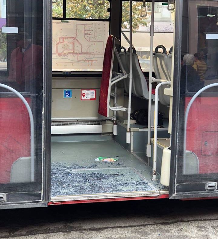 O mașină a lovit un autobuz. 4 persoane rănite! (foto)