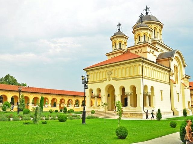 O urnă cu pământ din toate provinciile româneşti a fost depusă în Catedrala Încoronării de la Alba Iulia