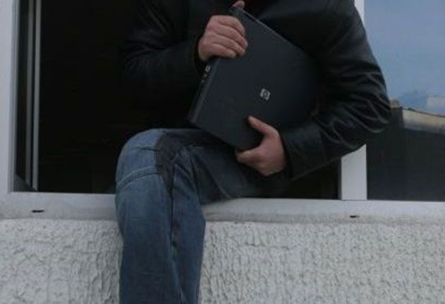 Un bărbat din Sighişoara a furat un laptop dintr-o şcoală din Alba Iulia