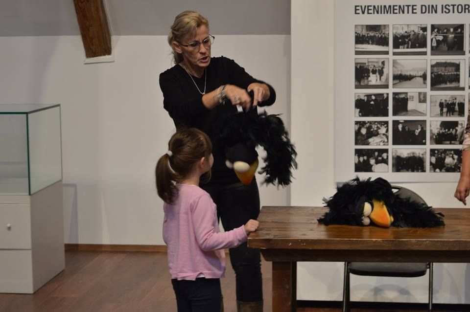 Foto-Video: Lecție despre meseria de păpușar cu actorii Teatrului de Păpuși PRICHINDEL