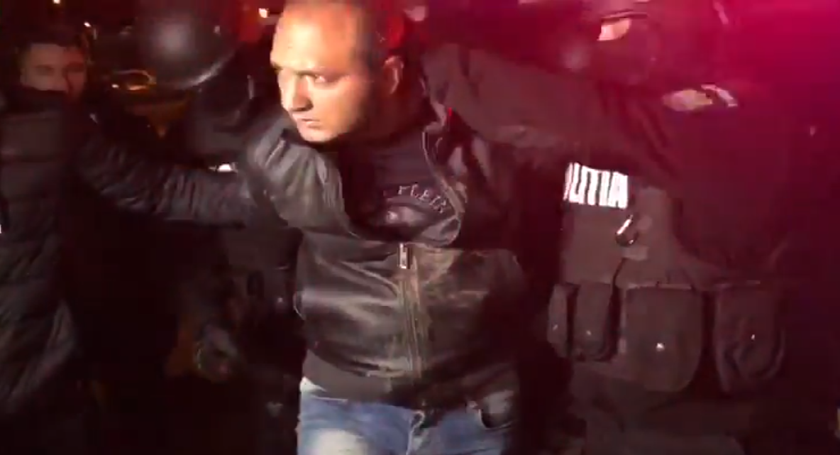 VIDEO: O fată a fost tâlhărită în scara unui bloc din Alba Iulia. Suspectul a fost reținut!