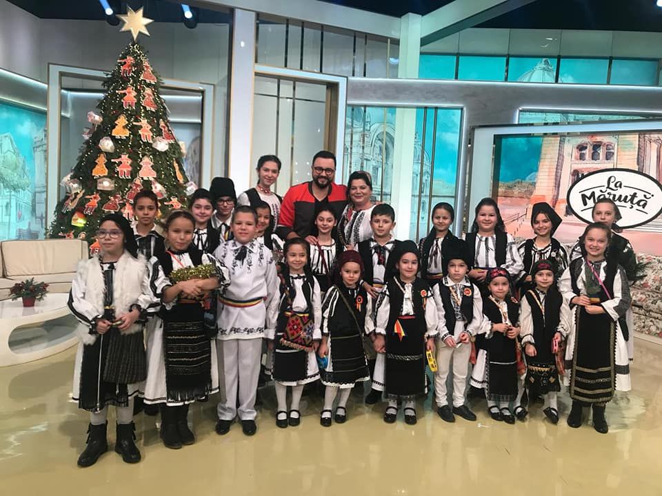 Ansamblul TRADIŢII UIORENE Ocna Mureş au adus vestea cea buna Naşterii Domnului prin colind