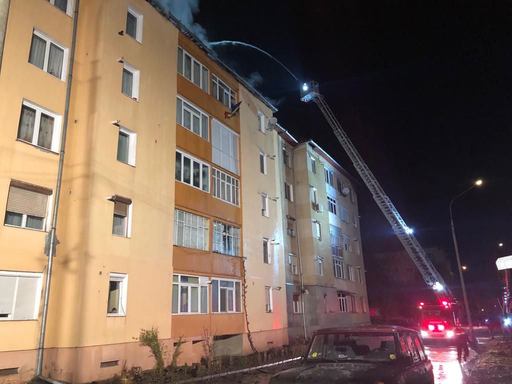 VIDEO-FOTO: Acoperișul unui bloc din Cugir a luat foc