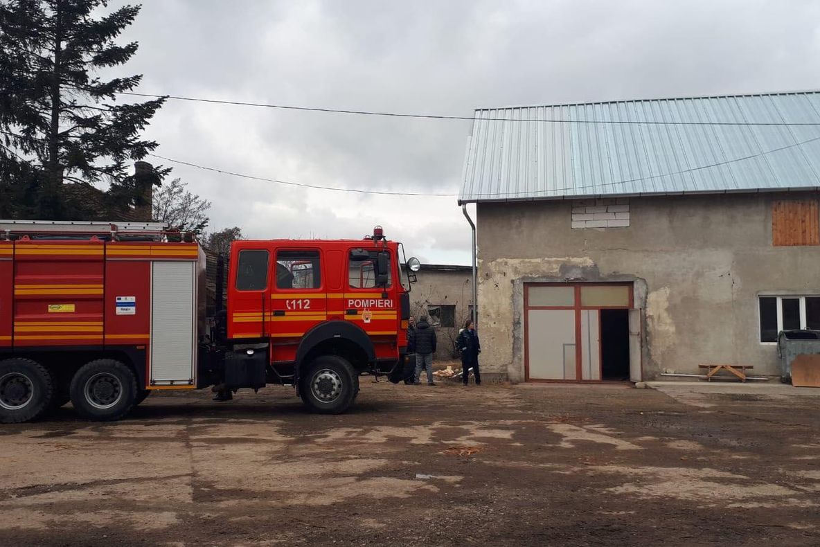 FOTO: Incendiu la un depozit de rumeguș din Alba Iulia