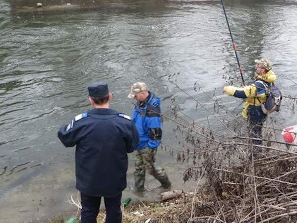 Bărbat din Alba Iulia, cercetat pentru braconaj piscicol