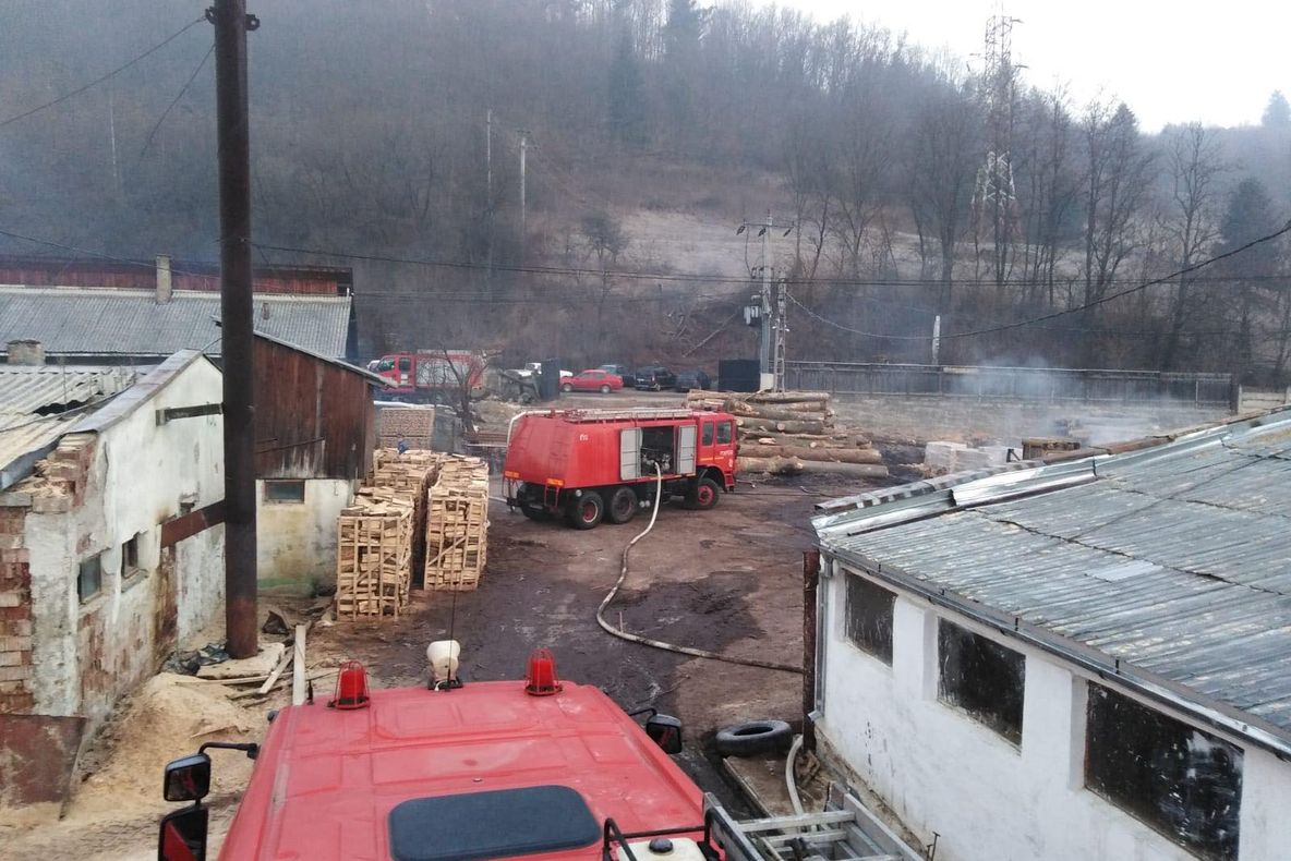 FOTO: Incendiu la o firma din Cimpeni
