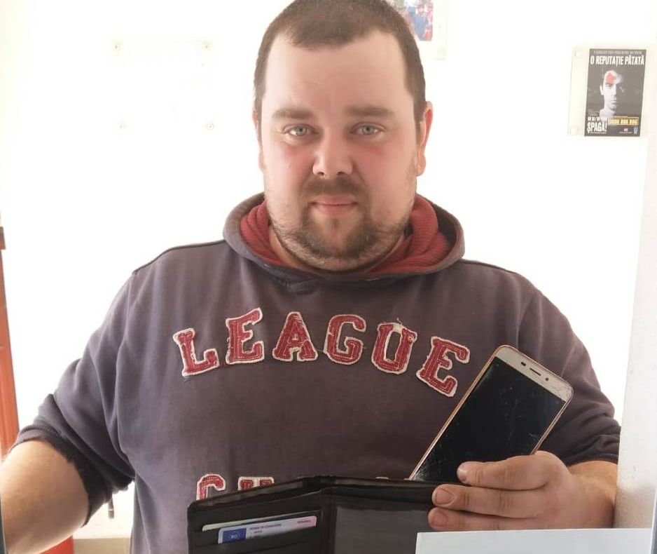 Tânăr cu spirit civic felicitat de polițiștii de la IPJ Alba