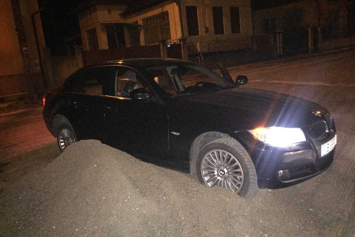 FOTO : Adevărate CAPCANE pe străzile din Micești după ce a început pregătirea pentru asfaltare