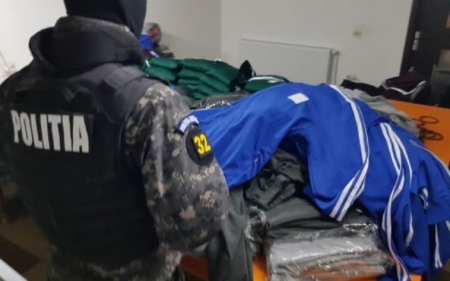 Fabrică de haine contrafăcute descoperită de polițiștii din Alba, în urma unor percheziții