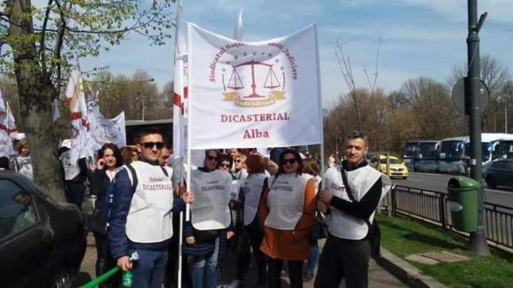 FOTO - VIDEO :  Grefierii din Alba la protestul din Piața Victoriei