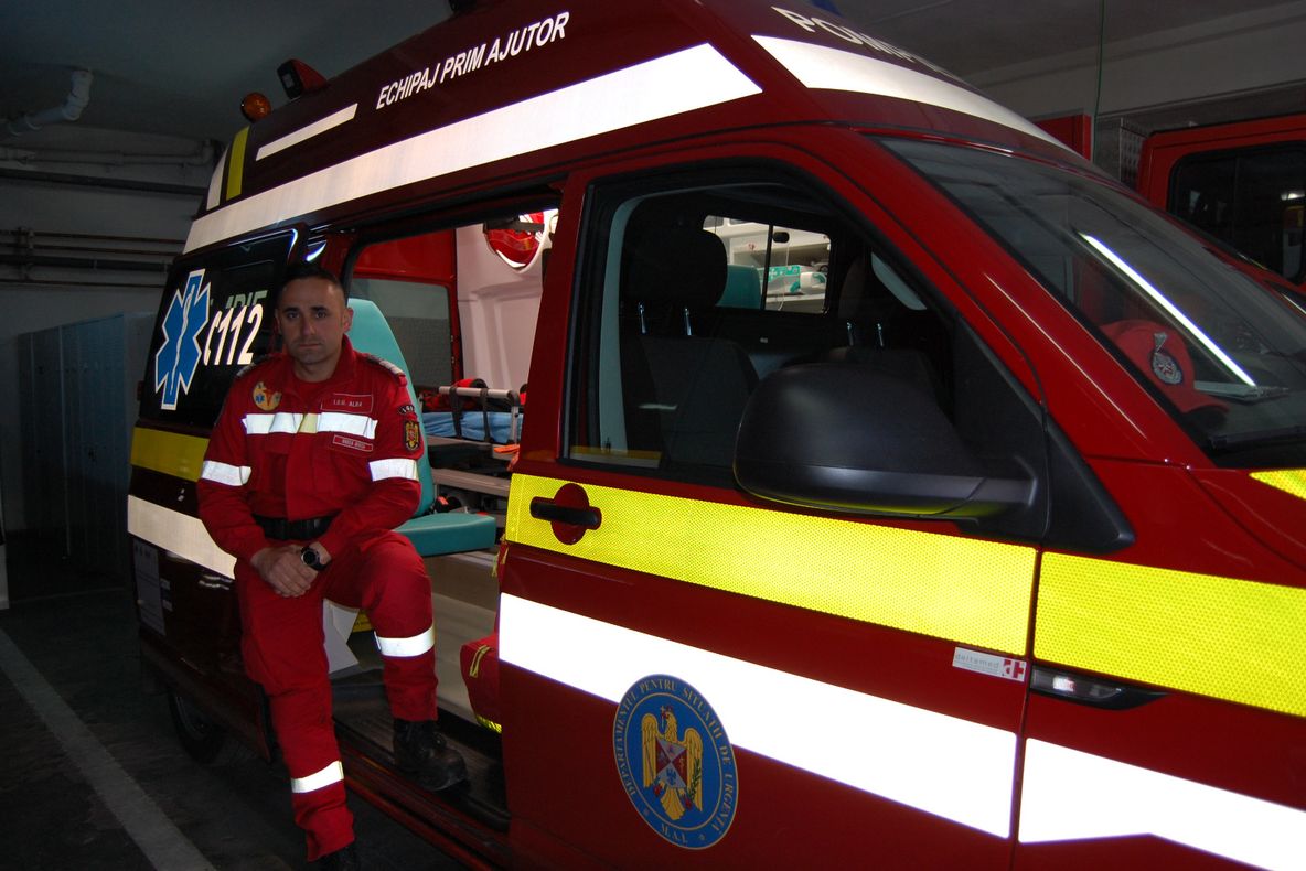 Salvator în timpul liber! Un pompier din Alba a intervenit la un accident rutier pe A3 chiar dacă a întârziat la meciul România - Insulele Feroe