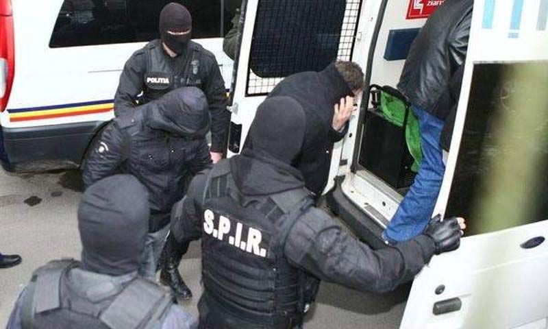 Au intrat în casă peste un bătrân i-au luat banii și telefonul mobil prin amenințare cu violență