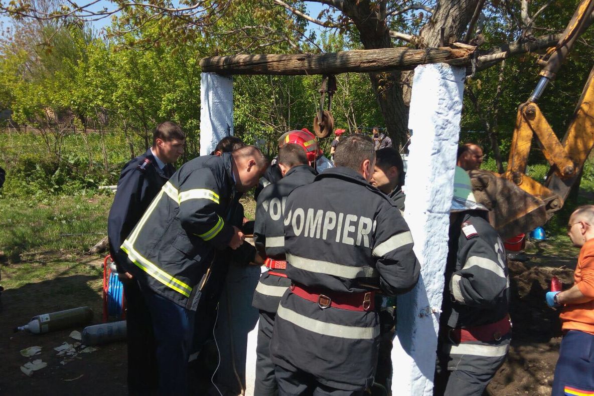VIDEO: Copil de doi ani căzut într-o fântână în comuna Livezile