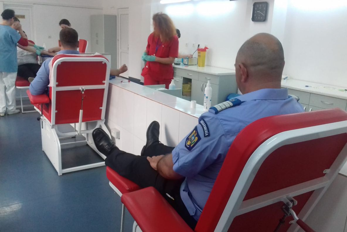 FOTO : Jandarmii din Alba au arătat un gest de solidaritate în slujba sănătății pentru cei aflați în nevoie, donând sânge.