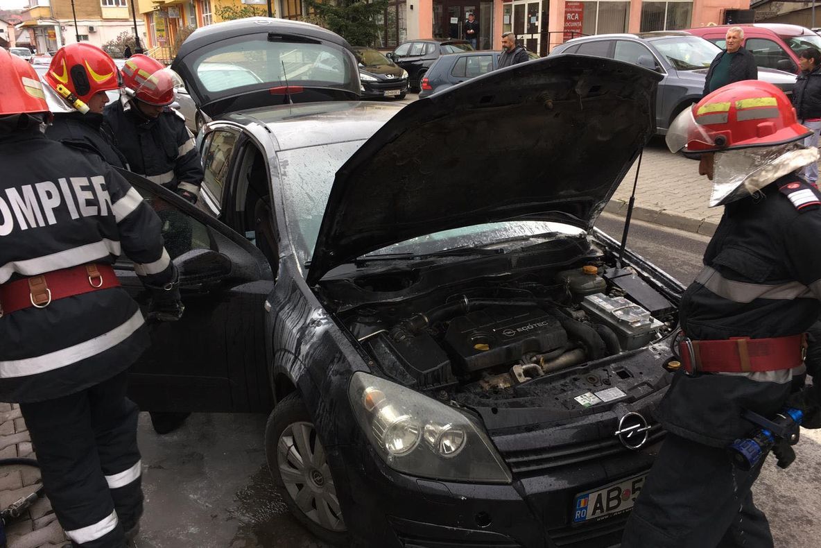 Foto: Mașină cuprinsă de flăcări în Blaj