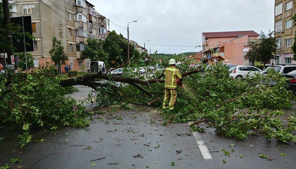 O comună din Alba izolată,  în urma unei furtuni puternice.