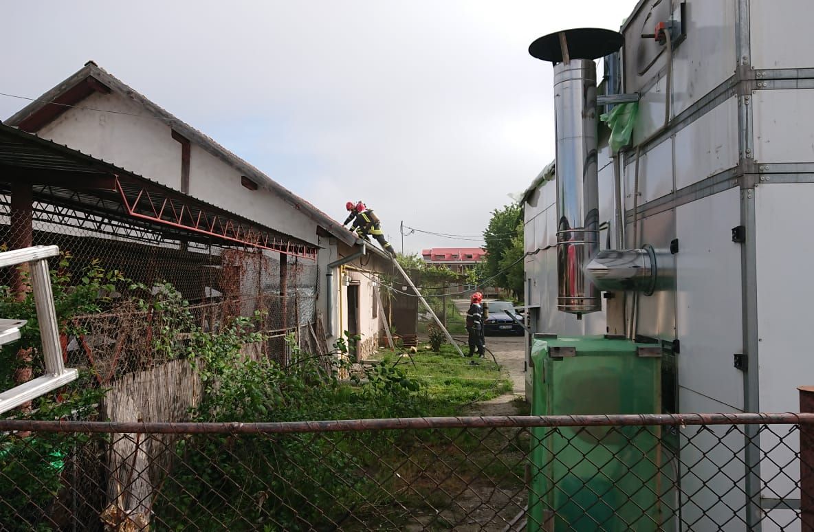 Incendiu la un atelier auto din Alba Iulia. Un scurt circuit electric la un pas să provoace o tragedie