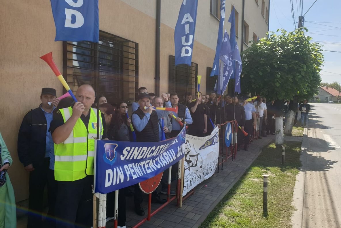 FOTO -VIDEO : Protest al angajaților din Penitenciare la Aiud
