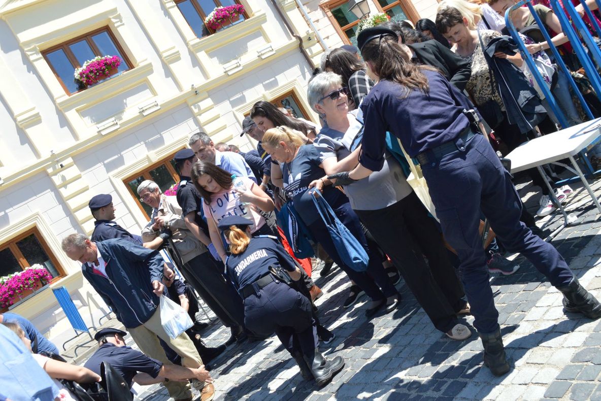 Măsuri de securitate extreme în fața Curiei Episcopiei Majore din Blaj, unde urmează să poposească Suveranul Pontif